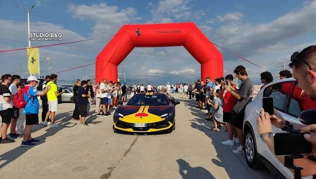 Ferrari Cavalcade 2026 στο Ναύπλιο: Το κομβόι με τα ιταλικά αυτοκίνητα με φόντο το Μπούρτζι