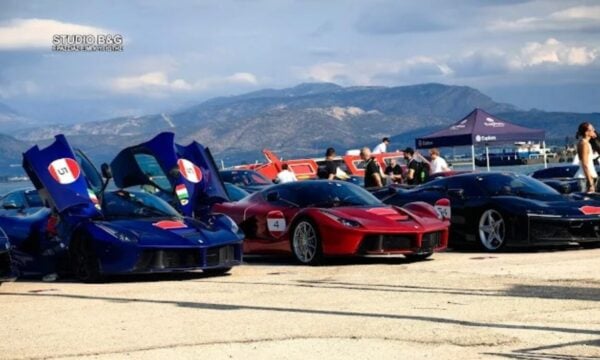 Ferrari Cavalcade 2026 στο Ναύπλιο: Το κομβόι με τα ιταλικά αυτοκίνητα με φόντο το Μπούρτζι