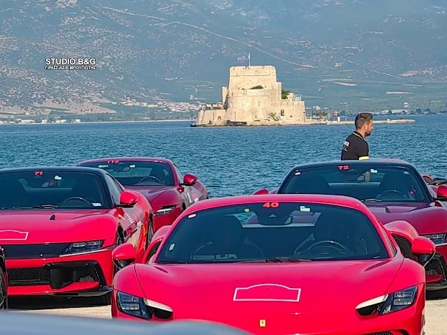 Ferrari Cavalcade 2026 στο Ναύπλιο: Το κομβόι με τα ιταλικά αυτοκίνητα με φόντο το Μπούρτζι