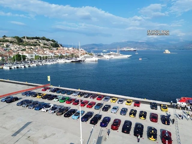 Ferrari Cavalcade 2026 στο Ναύπλιο: Το κομβόι με τα ιταλικά αυτοκίνητα με φόντο το Μπούρτζι