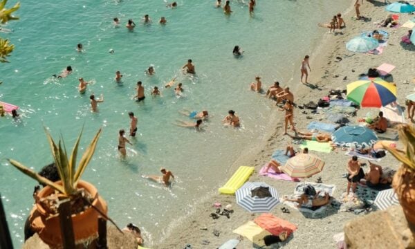 Η «μάχη» της παραλίας και στην Ιταλία: οι αρχές ξήλωσαν ομπρέλες και ξαπλώστρες που άφησαν πολίτες από το βράδυ
