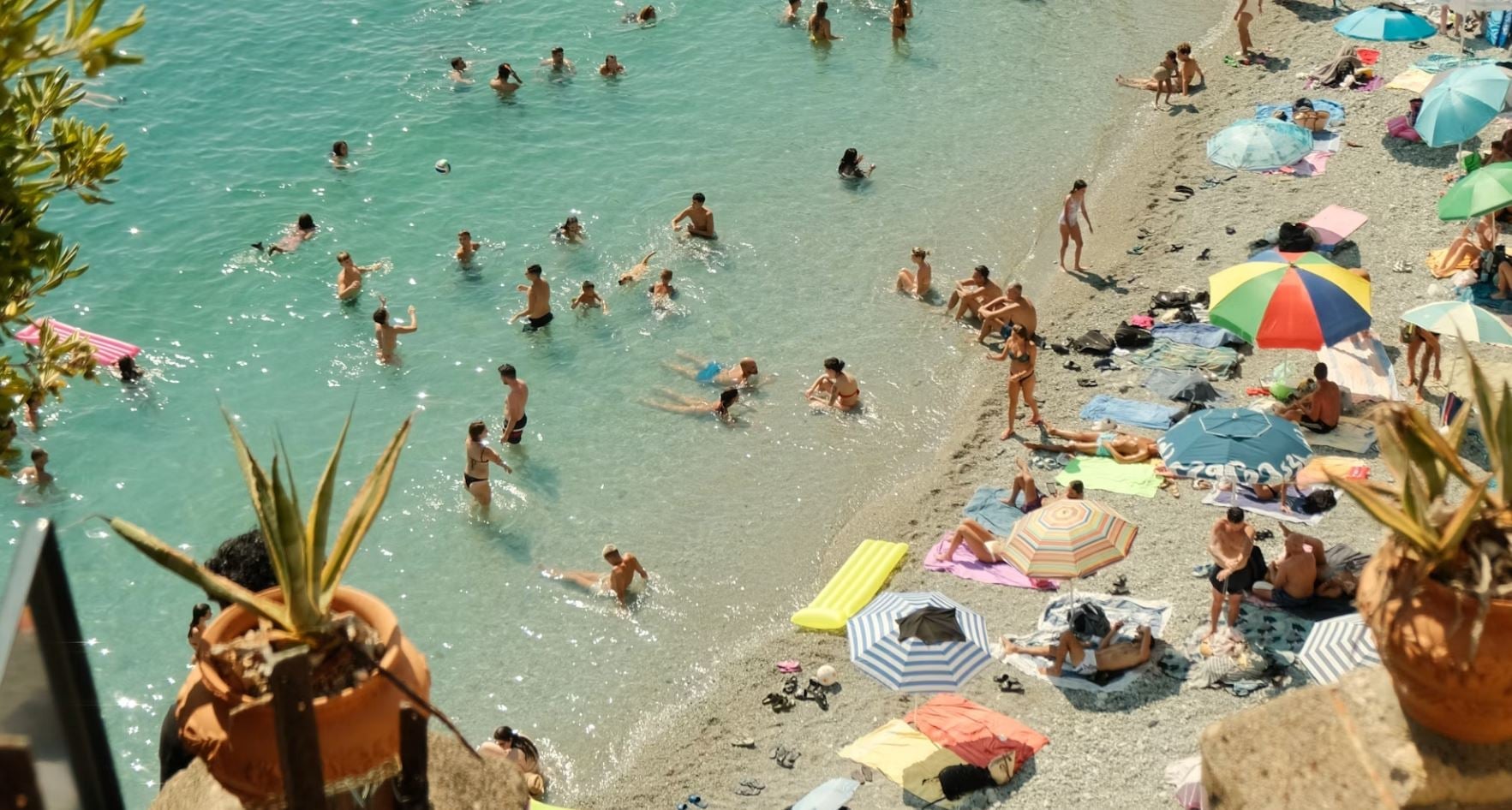 Η «μάχη» της παραλίας και στην Ιταλία: οι αρχές ξήλωσαν ομπρέλες και ξαπλώστρες που άφησαν πολίτες από το βράδυ