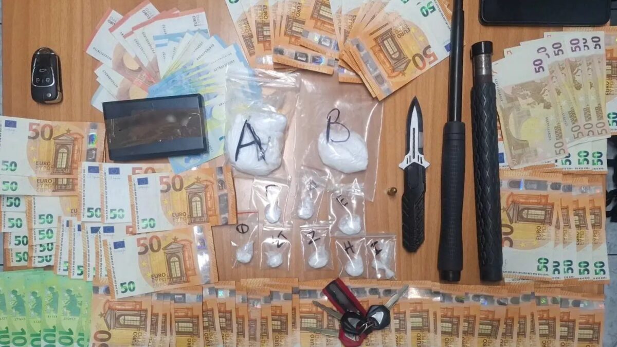 Χαλκιδική: Τον έπιασαν με όπλα και ναρκωτικά, έσπρωξε τους αστυνομικούς για να ξεφύγει 2 Χαλκιδική: Τον έπιασαν με όπλα και ναρκωτικά, έσπρωξε τους αστυνομικούς για να ξεφύγει