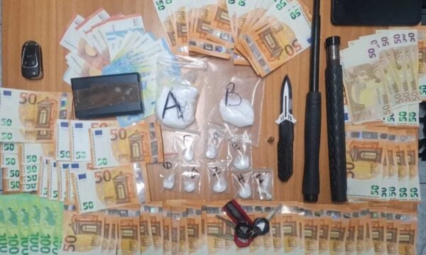 Χαλκιδική: Τον έπιασαν με όπλα και ναρκωτικά, έσπρωξε τους αστυνομικούς για να ξεφύγει