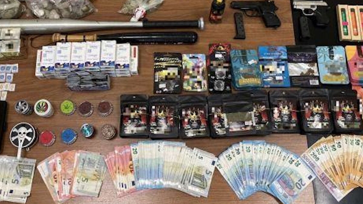 Αττική: Ναρκωτικά, όπλα, φυσίγγια, σπαθί και ναυτικές φωτοβολίδες σε σπίτι 1 Αττική: Ναρκωτικά, όπλα, φυσίγγια, σπαθί και ναυτικές φωτοβολίδες σε σπίτι