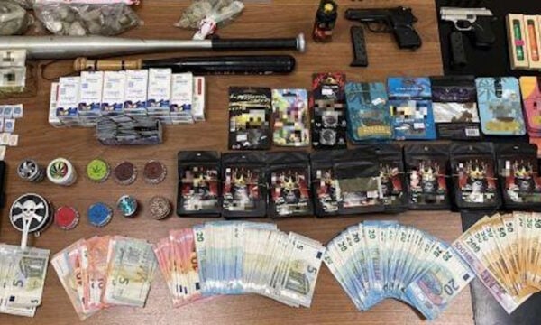 Αττική: Ναρκωτικά, όπλα, φυσίγγια, σπαθί και ναυτικές φωτοβολίδες σε σπίτι