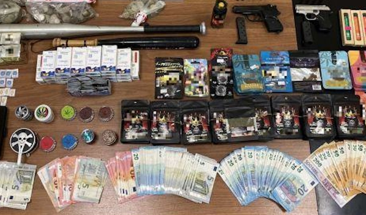 Αττική: Ναρκωτικά, όπλα, φυσίγγια, σπαθί και ναυτικές φωτοβολίδες σε σπίτι