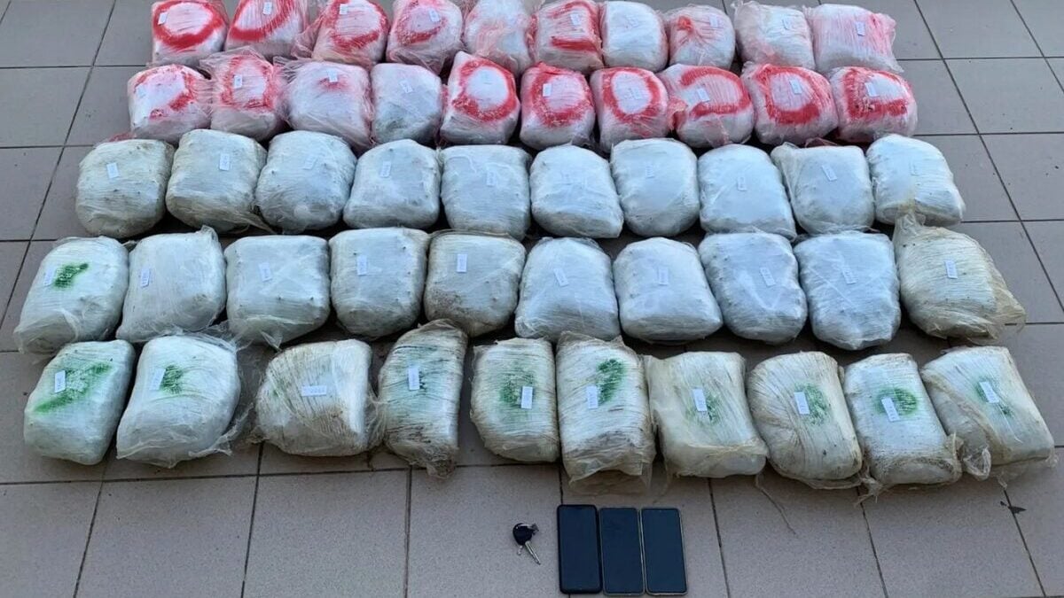 Φλώρινα: Χειροπέδες σε 68χρονο για μεταφορά 55 κιλών κάνναβης - Κατασχέθηκαν όχημα και κινητά 2 Φλώρινα: Χειροπέδες σε 68χρονο για μεταφορά 55 κιλών κάνναβης – Κατασχέθηκαν όχημα και κινητά