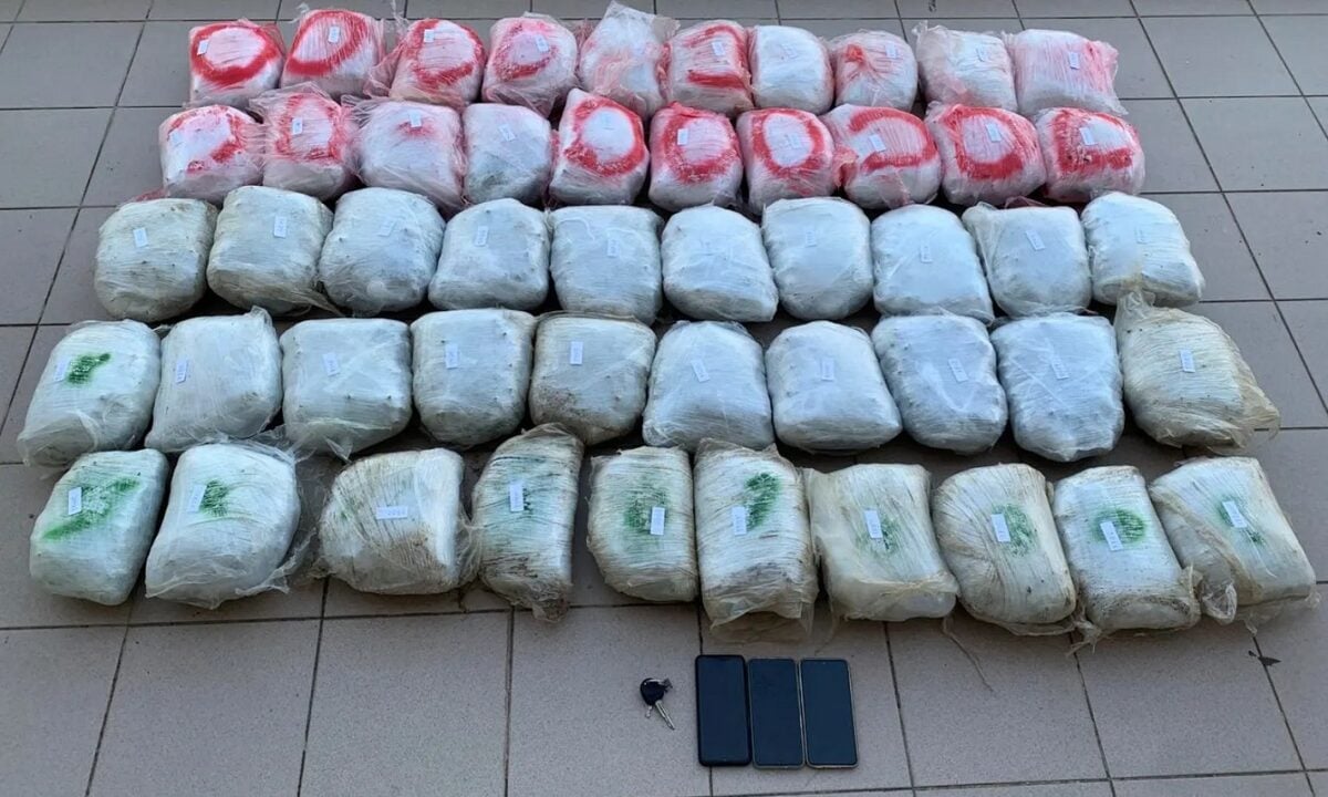 Φλώρινα: Χειροπέδες σε 68χρονο για μεταφορά 55 κιλών κάνναβης – Κατασχέθηκαν όχημα και κινητά