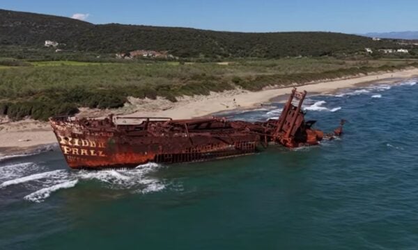 Καταρρέει το ναυάγιο «Δημήτριος» στο Γύθειο – Οι εικόνες που προμηνύουν το τέλος ενός «θρύλου»