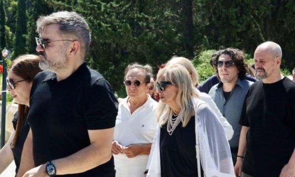 Κηδεία Τζένης Ζαχαροπούλου: Συγκίνηση στο τελευταίο «αντίο» στην αγαπημένη ηθοποιό