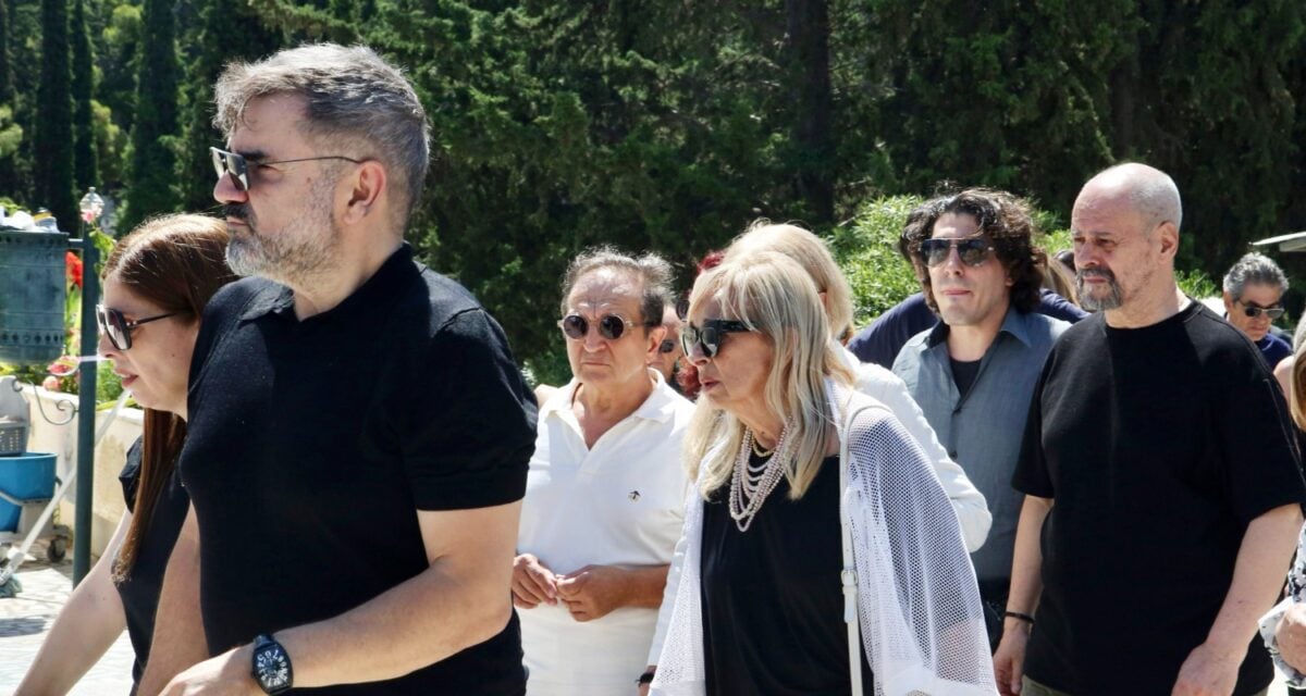 Κηδεία Τζένης Ζαχαροπούλου: Συγκίνηση στο τελευταίο «αντίο» στην αγαπημένη ηθοποιό