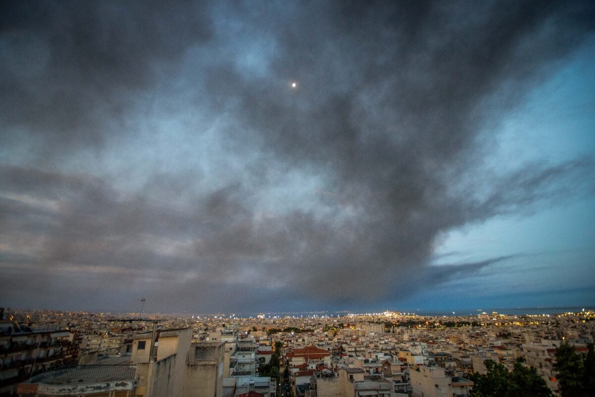Φωτιά στο Ωραιόκαστρο: Χιλιάδες καρκινογόνες ουσίες από το τοξικό νέφος που έφτασε και στην Αττική, τονίζει ο Θωμαΐδης
