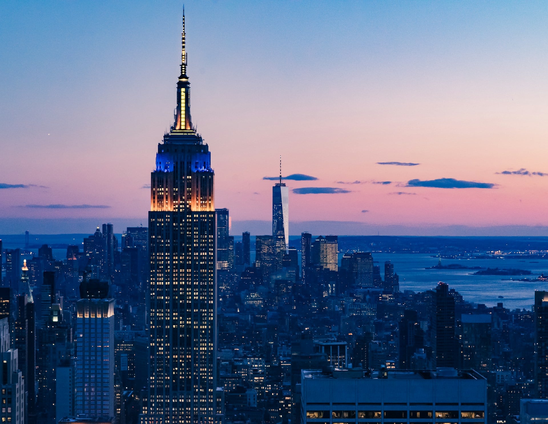 Σκαρφάλωσαν στην κεραία του Empire State Building στα 443 μέτρα και κρέμασαν πανό 8 Σκαρφάλωσαν στην κεραία του Empire State Building στα 443 μέτρα και κρέμασαν πανό