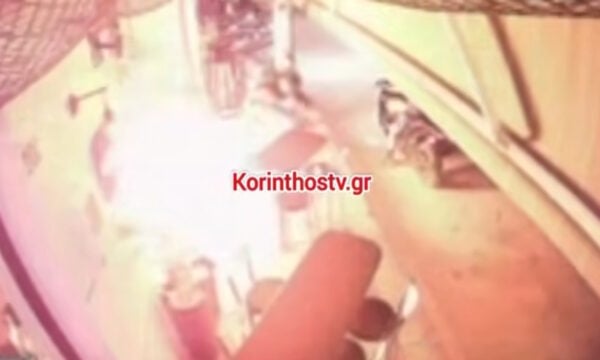 Νεμέα: Βίντεο ντοκουμέντο από τη στιγμή που δύο κουκουλοφόροι βάζουν φωτιά σε καφετέρια με βενζίνη και αναπτήρα