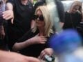 Βάγια Νέστορα: Με γάζες στα χέρια και καθιστή σε αναπηρικό αμαξίδιο η κόρης της, Αφροδίτη – Συγκλονιστικές φωτογραφίες