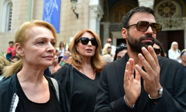Κηδεία Μάρως Κοντού: Άντζελα Γκερέκου, Ανδρέας Γεωργίου και Νίκη Παλληκαράκη – «Έφυγε γαλήνια και γεμάτη ζωή»