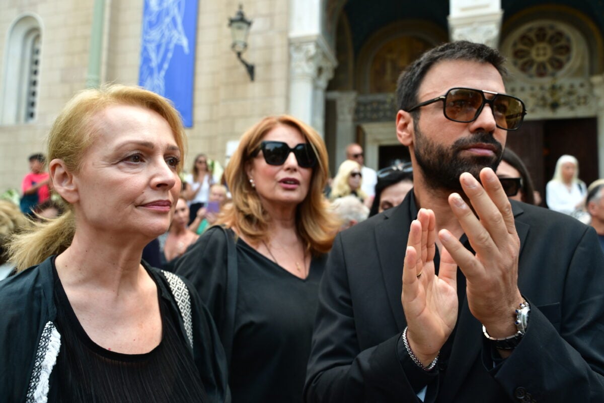 Κηδεία Μάρως Κοντού: Άντζελα Γκερέκου, Ανδρέας Γεωργίου και Νίκη Παλληκαράκη – «Έφυγε γαλήνια και γεμάτη ζωή»