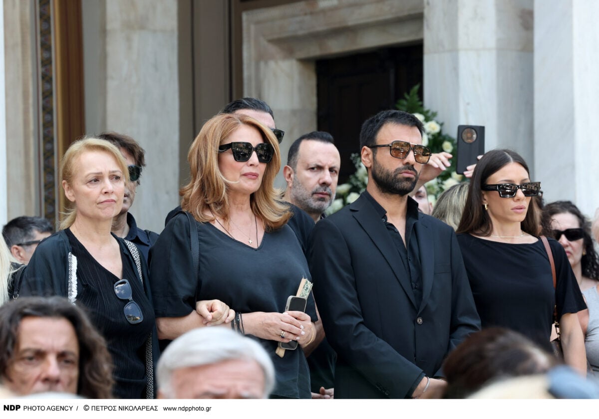 Κηδεία Μάρως Κοντού: Η Ελλάδα αποχαιρέτησε την «Ελενίτσα» με θερμό χειροκρότημα – Συγκίνησαν οι επικήδειοι 29 Κηδεία Μάρως Κοντού: Η Ελλάδα αποχαιρέτησε την «Ελενίτσα» με θερμό χειροκρότημα – Συγκίνησαν οι επικήδειοι