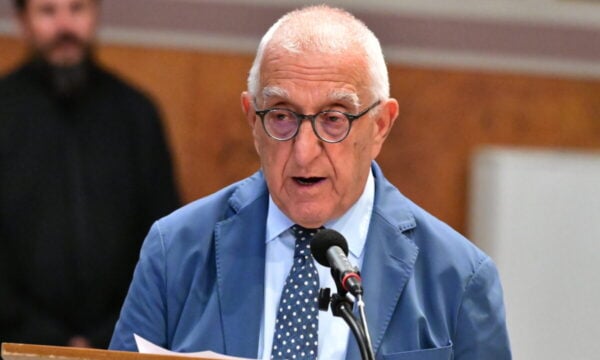Κηδεία Μάρως Κοντού: Ο επικήδειος του Νικήτα Κακλαμάνη – «Ταξιδιάρα, αιώνια έφηβη» θα πρέπει να σου πω οριστικά καληνύχτα