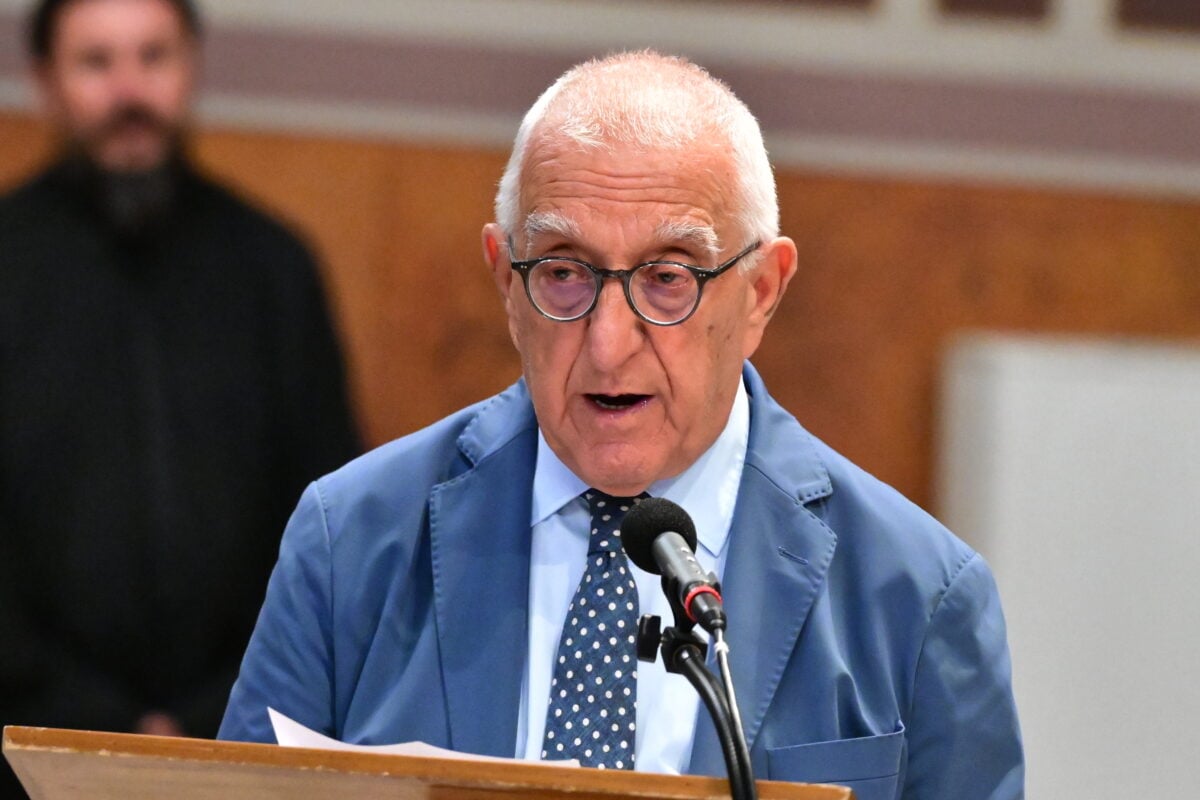 Κηδεία Μάρως Κοντού: Ο επικήδειος του Νικήτα Κακλαμάνη – «Ταξιδιάρα, αιώνια έφηβη» θα πρέπει να σου πω οριστικά καληνύχτα