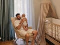 Νίκος Πολυδερόπουλος αγκαλιά με τον 5,5 μηνών γιο του στο παιδικό δωμάτιο