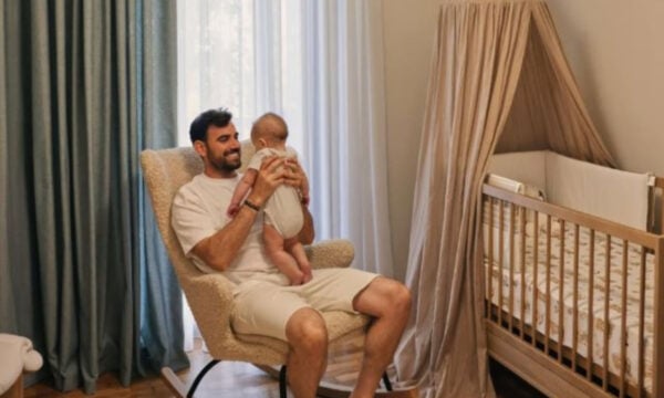 Νίκος Πολυδερόπουλος αγκαλιά με τον 5,5 μηνών γιο του στο παιδικό δωμάτιο
