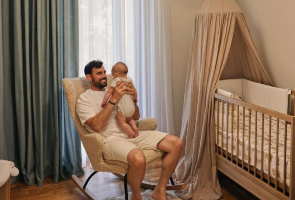 Νίκος Πολυδερόπουλος αγκαλιά με τον 5,5 μηνών γιο του στο παιδικό δωμάτιο