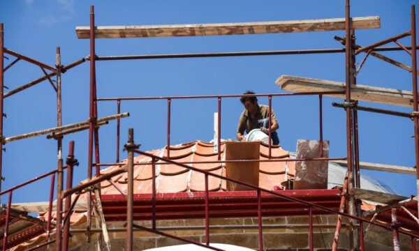 Υπουργείο Εργασίας: Υποχρεωτικά μέτρα προστασίας εργαζομένων λόγω καύσωνα – Παύση εργασιών όπου απαιτείται