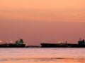 Brent στην οροφή των 100 δολαρίων εν μέσω διαταραχής στα Στενά του Ορμούζ, στην Ερυθρά Θάλασσα και άλλες ναυτιλιακές οδούς