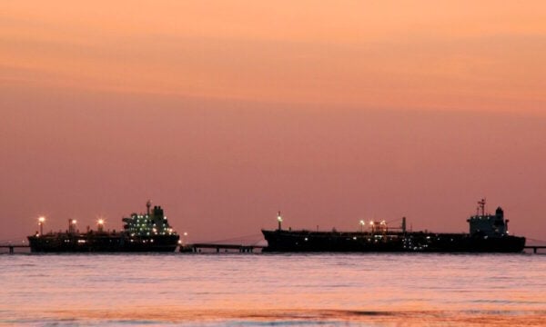Brent στην οροφή των 100 δολαρίων εν μέσω διαταραχής στα Στενά του Ορμούζ, στην Ερυθρά Θάλασσα και άλλες ναυτιλιακές οδούς