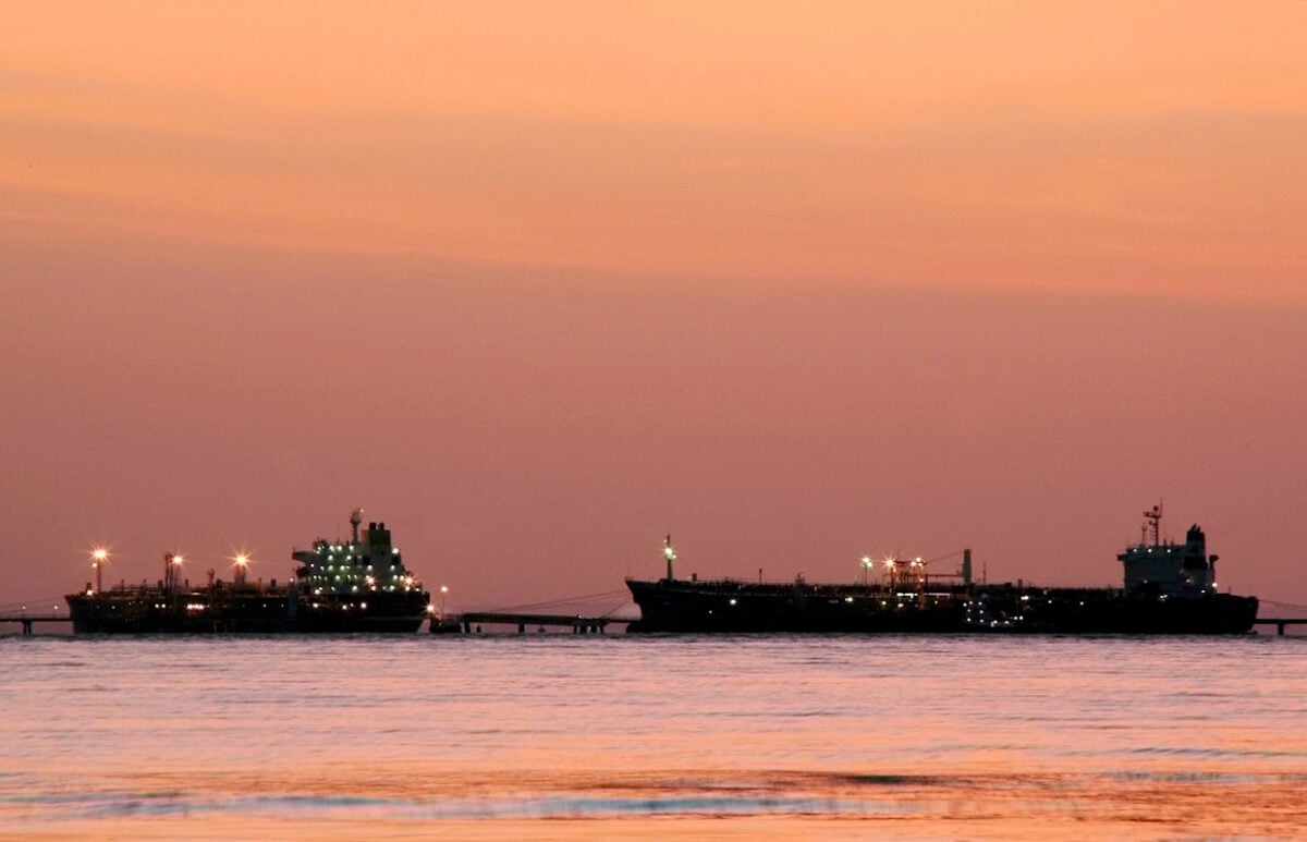 Brent στην οροφή των 100 δολαρίων εν μέσω διαταραχής στα Στενά του Ορμούζ, στην Ερυθρά Θάλασσα και άλλες ναυτιλιακές οδούς