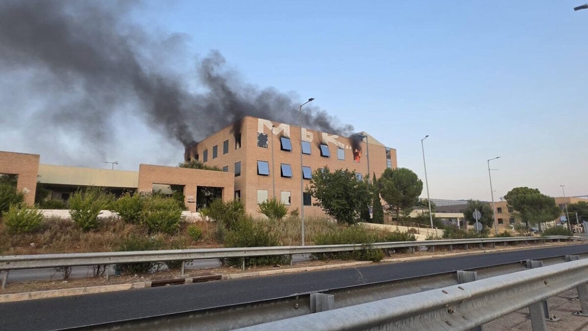 Φωτιά σε εγκαταλελειμμένο κτίριο στο Ολυμπιακό Χωριό 1 Φωτιά σε εγκαταλελειμμένο κτίριο στο Ολυμπιακό Χωριό