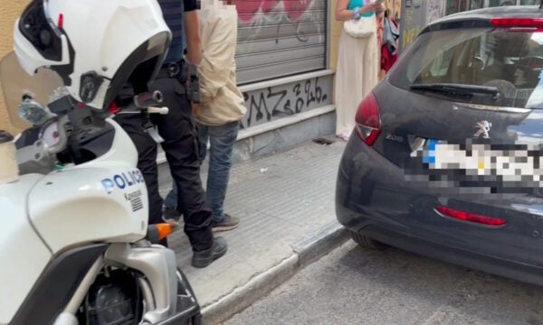 Ομόνοια: Σύλληψη διαρρήκτη επ’ αυτοφώρω – Είχε σπάσει παράθυρο αυτοκινήτου