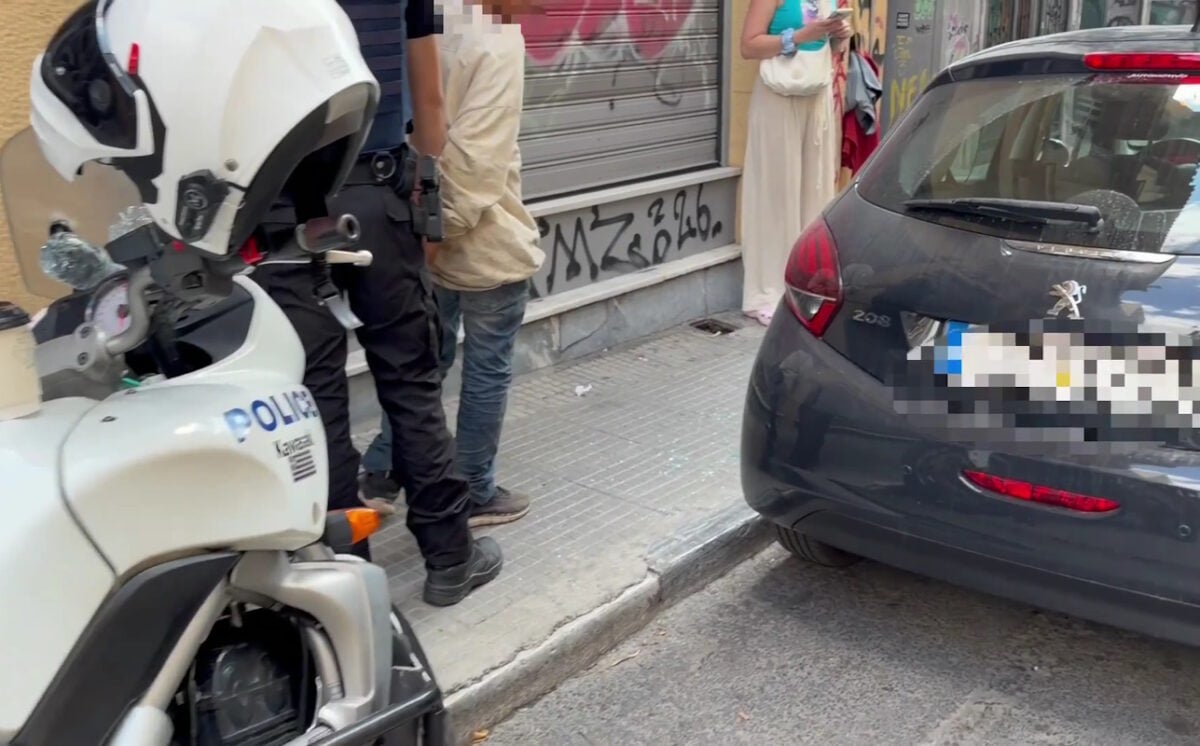 Ομόνοια: Σύλληψη διαρρήκτη επ’ αυτοφώρω – Είχε σπάσει παράθυρο αυτοκινήτου