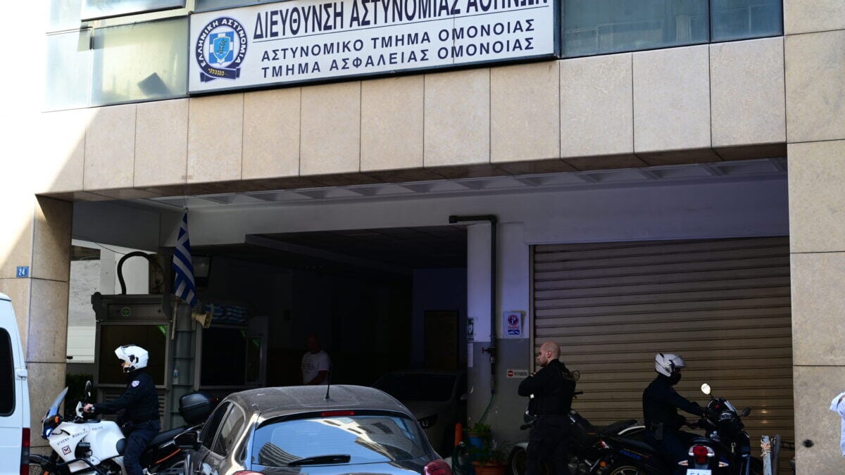 Υπόθεση βιασμού 19χρονης στην Ομόνοια: Ο εισαγγελέας πρότεινε αθώωση των 3 κατηγορούμενων αστυνομικών λόγω αμφιβολιών 1 Υπόθεση βιασμού 19χρονης στην Ομόνοια: Ο εισαγγελέας πρότεινε αθώωση των 3 κατηγορούμενων αστυνομικών λόγω αμφιβολιών