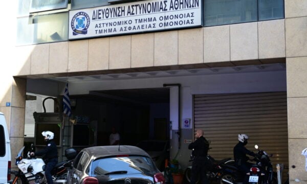 Υπόθεση βιασμού 19χρονης στην Ομόνοια: Ο εισαγγελέας πρότεινε αθώωση των 3 κατηγορούμενων αστυνομικών λόγω αμφιβολιών
