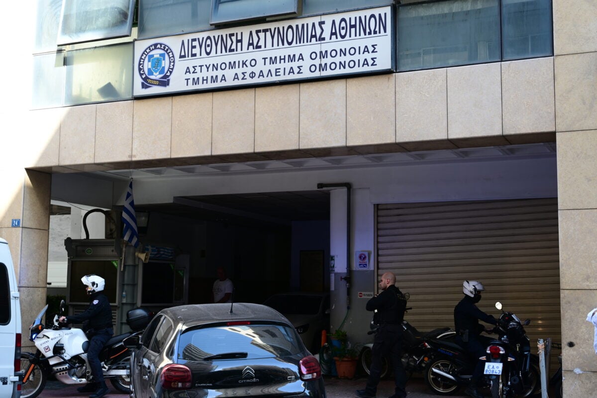 Υπόθεση βιασμού 19χρονης στην Ομόνοια: Ο εισαγγελέας πρότεινε αθώωση των 3 κατηγορούμενων αστυνομικών λόγω αμφιβολιών