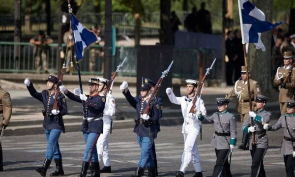 Η Ελλάδα παρελαύνει ξανά κάτω από την Αψίδα του Θριάμβου, 107 χρόνια μετά