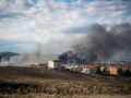 Ωραιόκαστρο: Θάβουν τη φωτιά με μηχανήματα για να περιοριστεί το τοξικό νέφος και οι καταστροφές