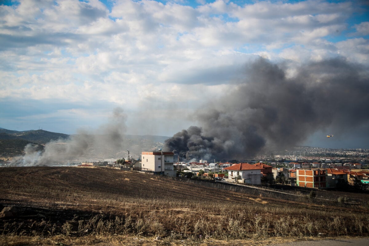 Ωραιόκαστρο: Θάβουν τη φωτιά με μηχανήματα για να περιοριστεί το τοξικό νέφος και οι καταστροφές