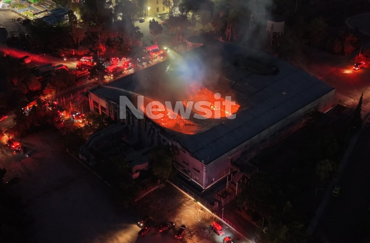 Φωτιά στο Πάρκο Γουδή: Το παλιό κτίριο του θεάτρου Badminton, «ορφανό» από τον Απρίλιο, «λαμπάδιασε» στην καρδιά της πόλης