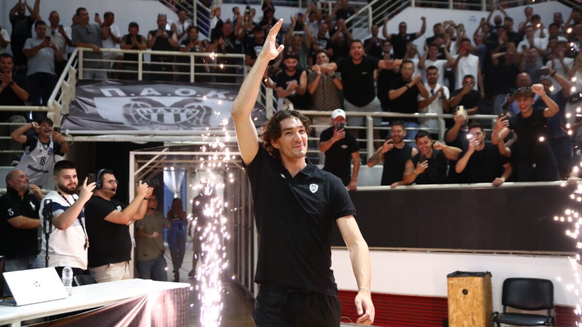 Τσέντι Όσμαν παρουσιάστηκε από την ΚΑΕ ΠΑΟΚ: Χιλιάδες φίλοι του Δικεφάλου στην PAOK Sports Arena 9 Τσέντι Όσμαν παρουσιάστηκε από την ΚΑΕ ΠΑΟΚ: Χιλιάδες φίλοι του Δικεφάλου στην PAOK Sports Arena