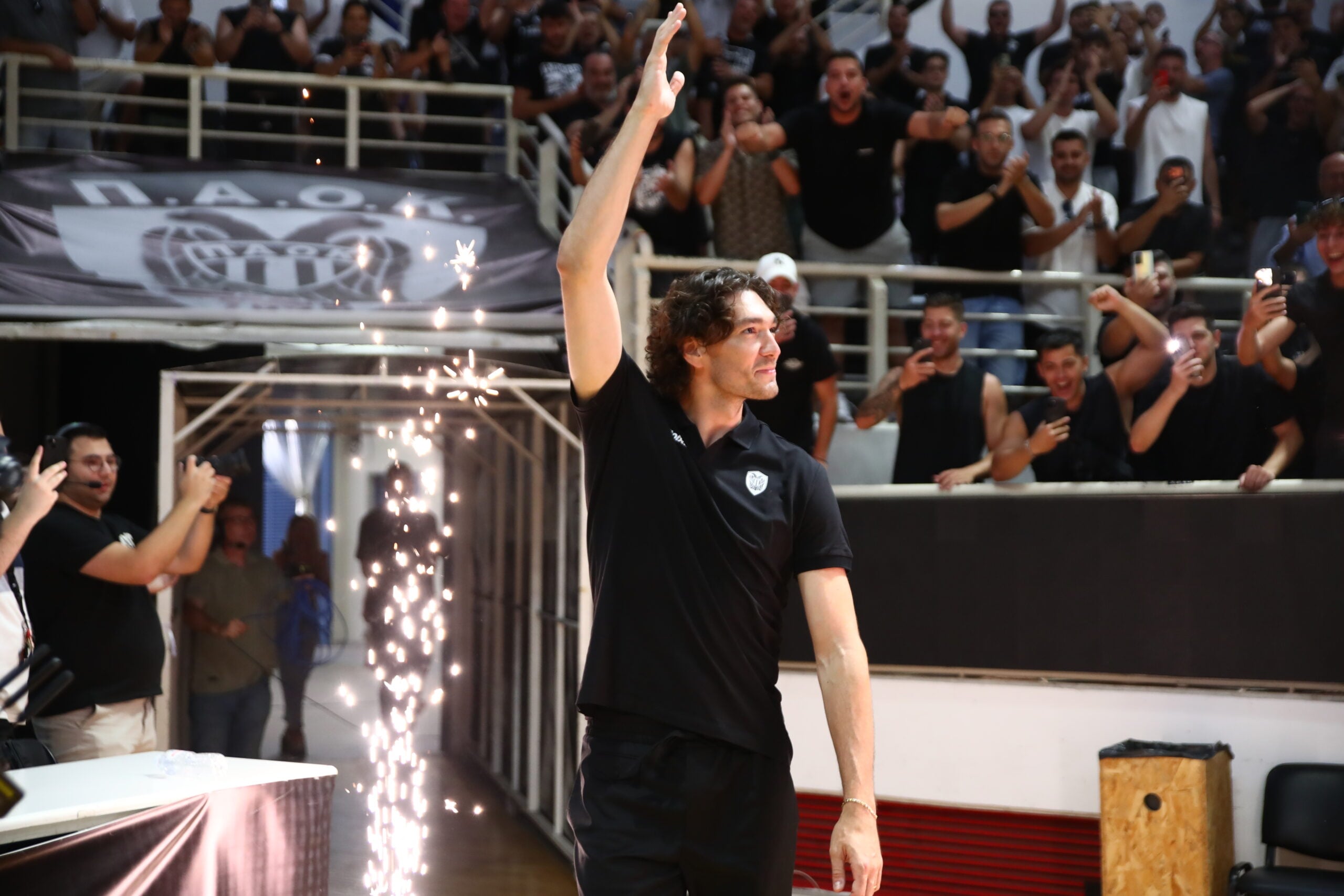 Τσέντι Όσμαν παρουσιάστηκε από την ΚΑΕ ΠΑΟΚ: Χιλιάδες φίλοι του Δικεφάλου στην PAOK Sports Arena 14 Τσέντι Όσμαν παρουσιάστηκε από την ΚΑΕ ΠΑΟΚ: Χιλιάδες φίλοι του Δικεφάλου στην PAOK Sports Arena