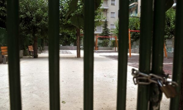 Άγιος Δημήτριος: Δύο παιδικές χαρές κλειστές λόγω κινδύνου κατολισθήσεων και καθίζησης