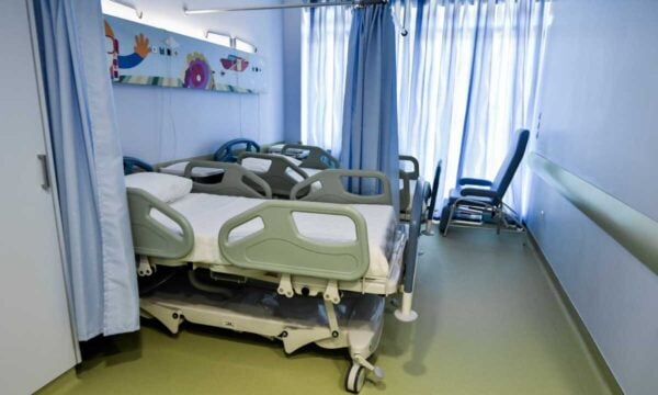Μύκονος: Αγοράκι 2,5 ετών στο «Παίδων» μετά από πτώση σε πισίνα ξενοδοχείου και κατάποση μεγάλης ποσότητας νερού
