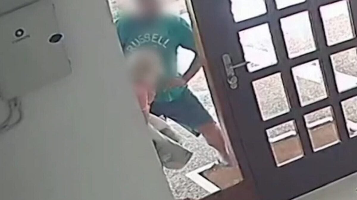Παλαιό Φάληρο: Άγνωστος επιτέθηκε σε γυναίκα στην είσοδο του σπιτιού της και προσπάθησε να της αρπάξει την τσάντα 1 Παλαιό Φάληρο: Άγνωστος επιτέθηκε σε γυναίκα στην είσοδο του σπιτιού της και προσπάθησε να της αρπάξει την τσάντα