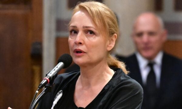 Κηδεία Μάρω Κοντού: Ο επικήδειος της Παλλικαράκη μέσα στην εκκλησία – «Κράτησες περήφανο το παιδί μέσα σου»