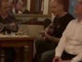 Παναγιώτης Δουδωνής τραγούδησε την «Παράξενη Κοπέλα» του Μανώλη Χιώτη σε ταβέρνα – βίντεο με δεκάδες σχόλια