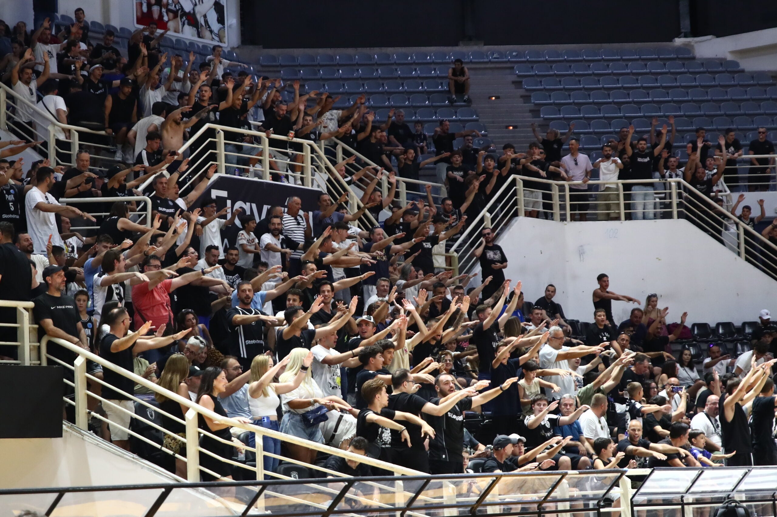 Τσέντι Όσμαν παρουσιάστηκε από την ΚΑΕ ΠΑΟΚ: Χιλιάδες φίλοι του Δικεφάλου στην PAOK Sports Arena 20 Τσέντι Όσμαν παρουσιάστηκε από την ΚΑΕ ΠΑΟΚ: Χιλιάδες φίλοι του Δικεφάλου στην PAOK Sports Arena